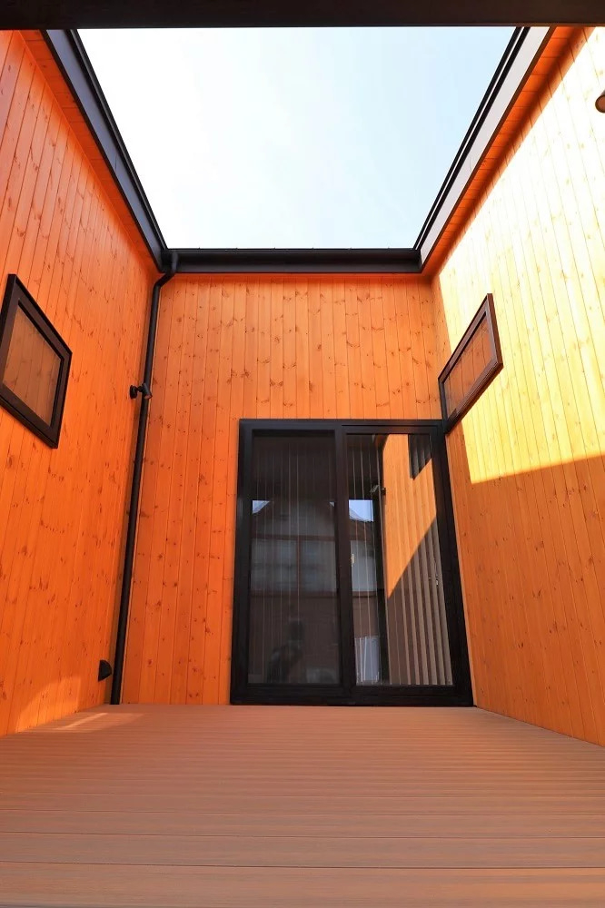 平屋と庭を自然に繋がるデッキ