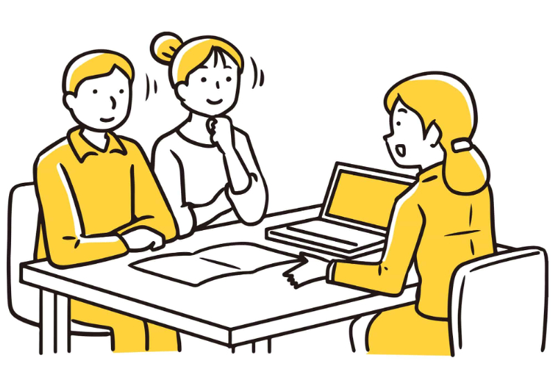 納得する夫婦と説明する女性