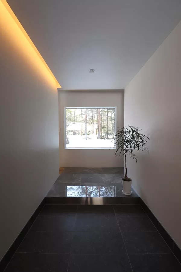 大きく外の景色を切り取るピクチャーウィンドウ