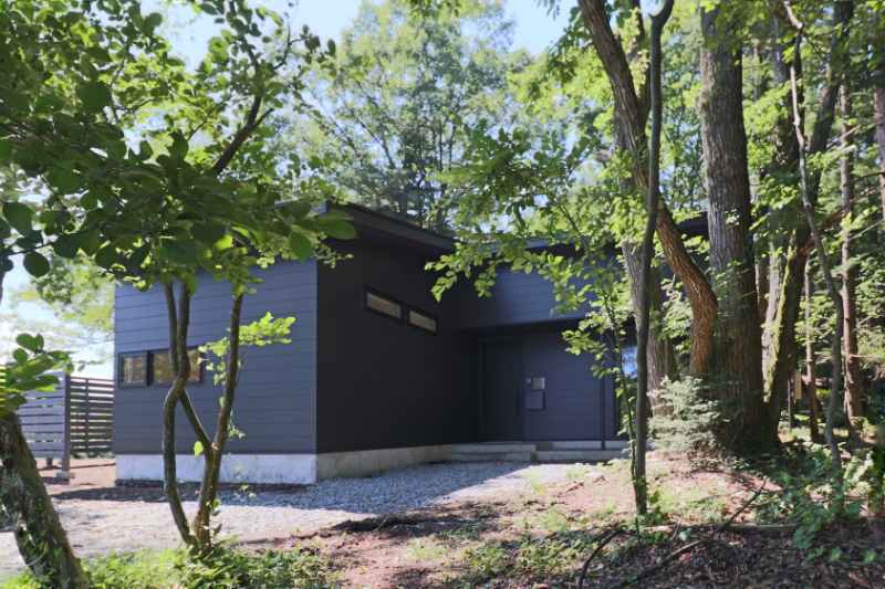 自然の中に溶け込む平屋