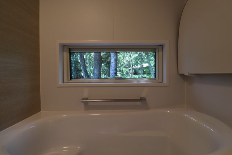 樹木が見える浴室の窓