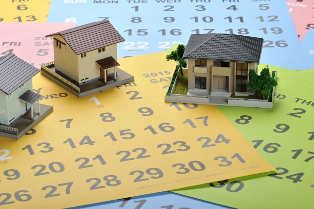 カレンダーと住宅模型