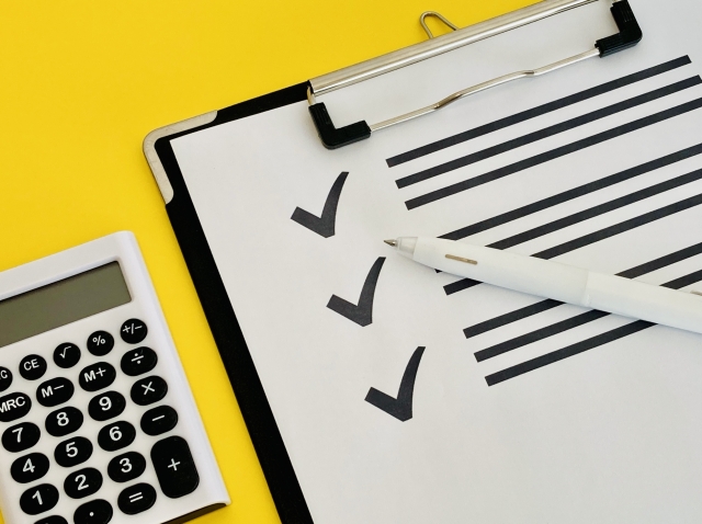 電卓とチェックリスト