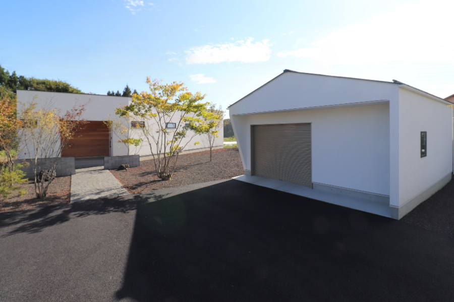 植栽が美しい白い外壁の平屋