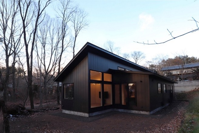 二つの屋根が重なった端正なプロポーションの家