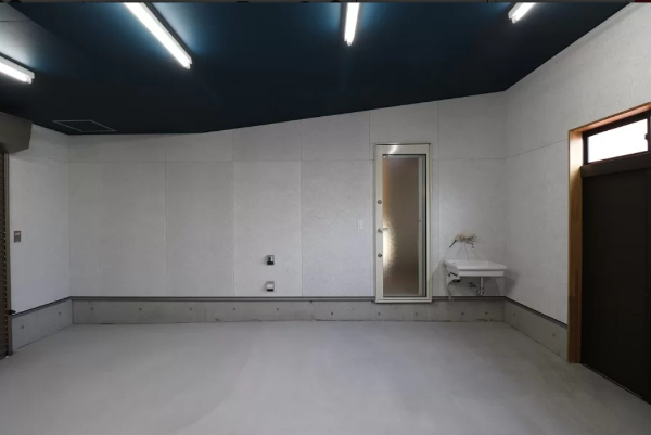 DIYの作業スペースにもなる広々としたガレージ