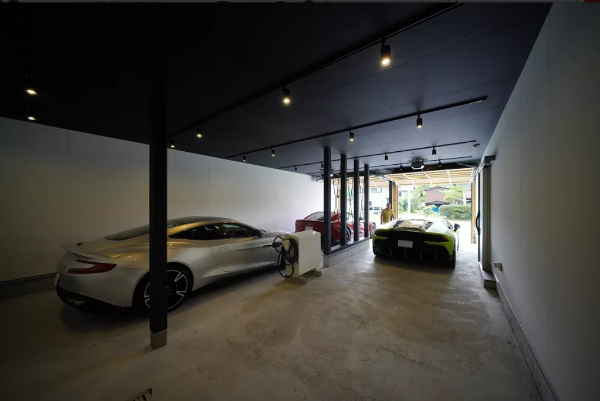 車4台が収納できるガレージハウス