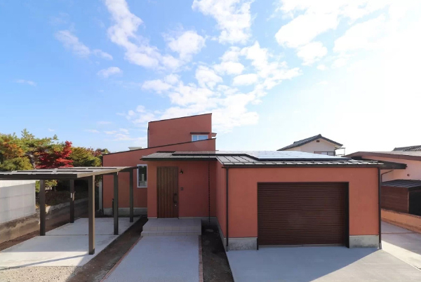 テラコッタカラーが映える2階建てのガレージハウス