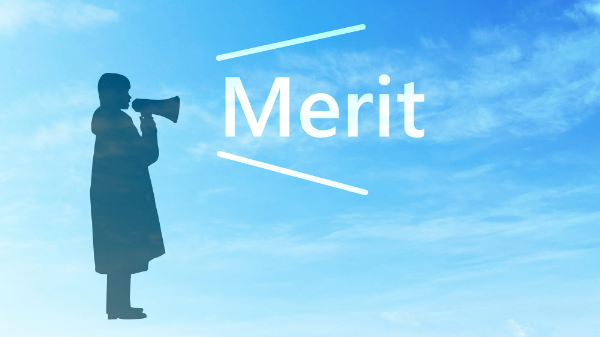 拡声器を持って話す女性のシルエットとMeritの文字